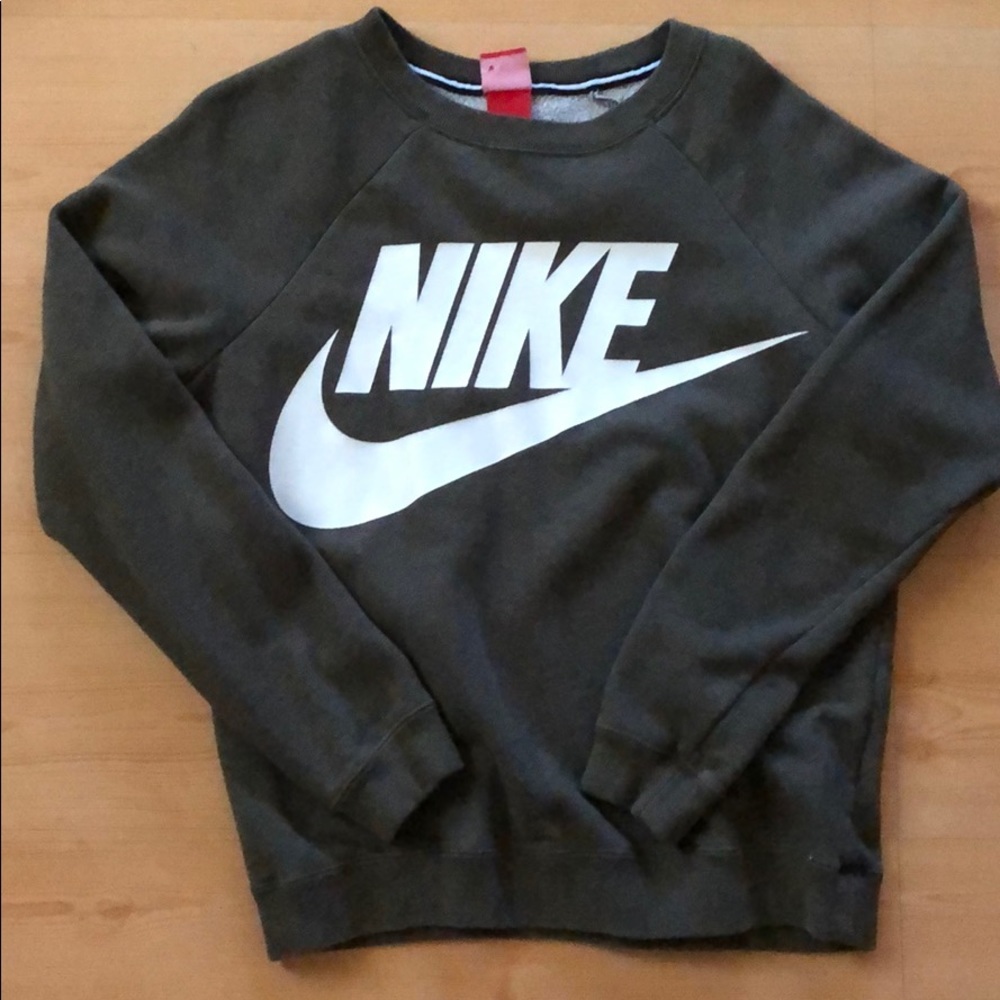 🛑 SOLD! Nike crew neck sweater in olive green